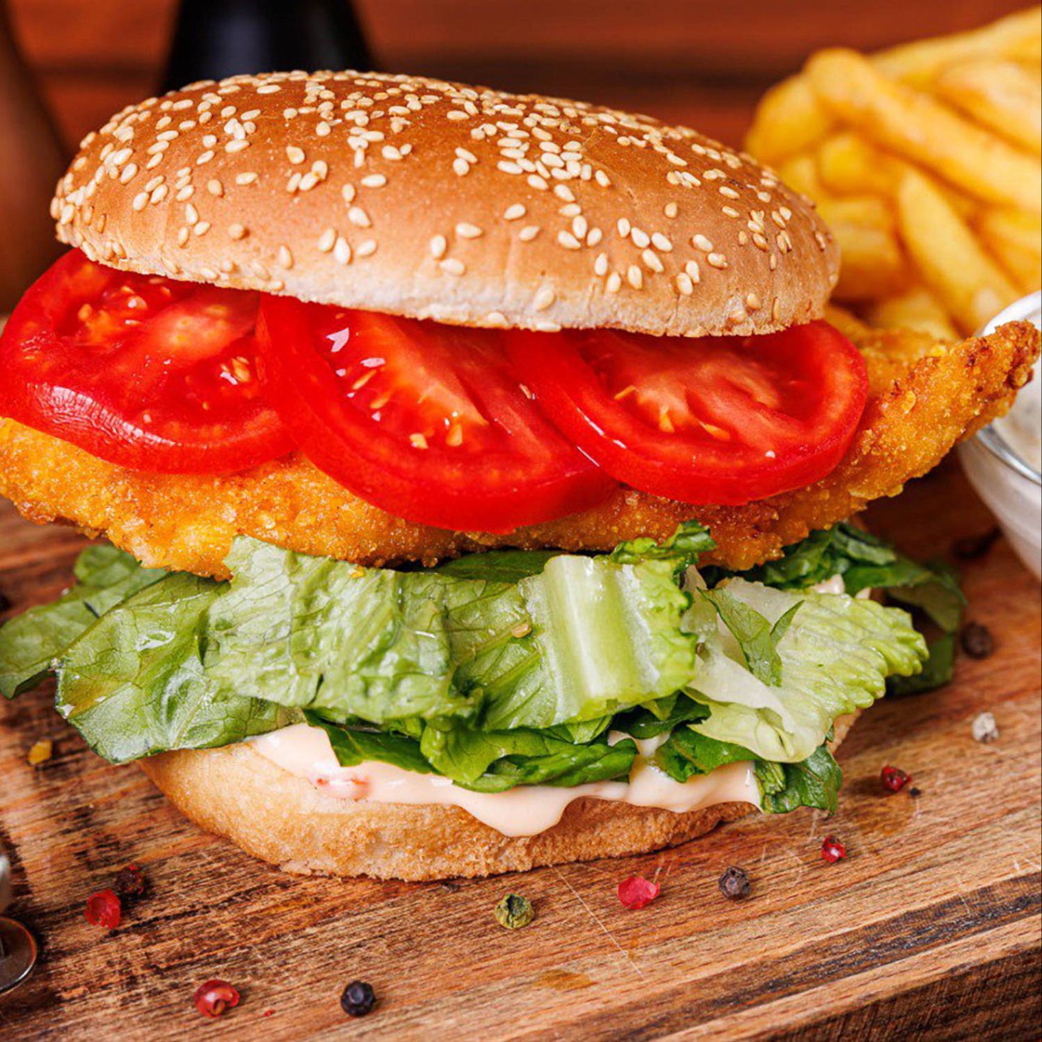 CRISPY CHICKEN BURGER S ČERSTVÝM SALÁTEM
